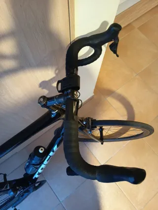 Bicicleta de carretera Trek negra