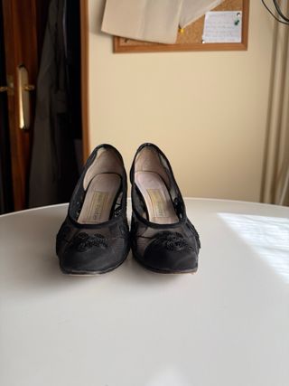 Zapatos de tacón negros con flores