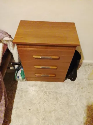 Mesita de noche de madera