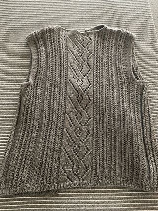 Chaleco de punto gris