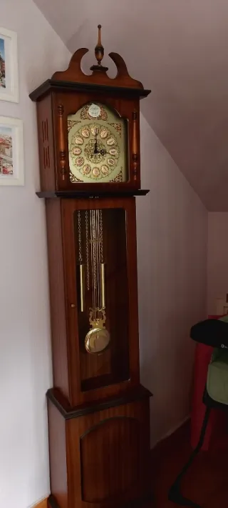 Reloj de pie grande de madera