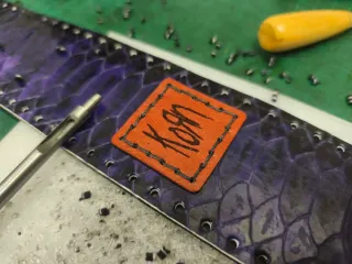 Correa de cuero hecha a mano para guitarra o bajo