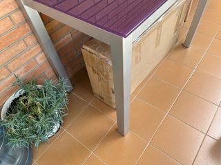 Tavolo da cucina in vetro viola e metallo