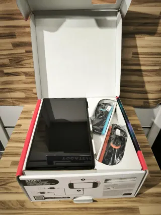 Nintendo Switch + Estuche Gris/Rojo