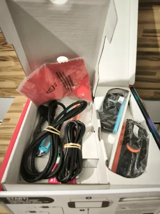 Nintendo Switch + Estuche Gris/Rojo