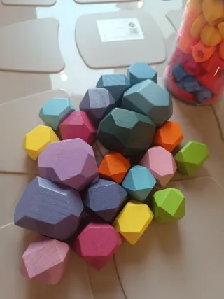 Bloques madera y cuentas plastico