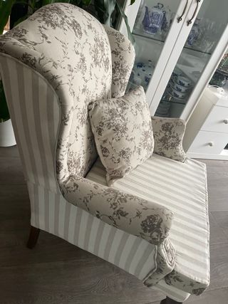 Sillón orejero tela floral y rayas