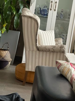 Sillón orejero tela floral y rayas