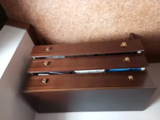 Cómoda de madera con tiradores dorados
