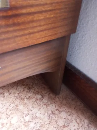Cómoda de madera con tiradores dorados