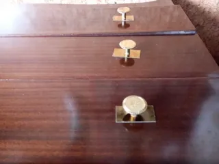 Cómoda de madera con tiradores dorados
