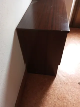 Cómoda de madera con tiradores dorados