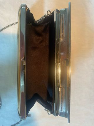 Bolso de mano metálico dorado tipo clutch
