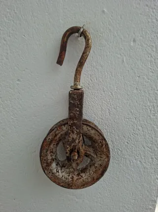 Garrucha antigua de metal oxidado
