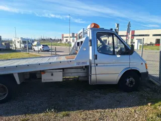 Grua transporta coches