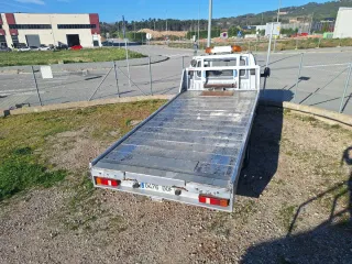 Grua transporta coches