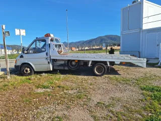 Grua transporta coches