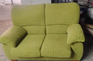 Sofá de tela verde 2 plazas
