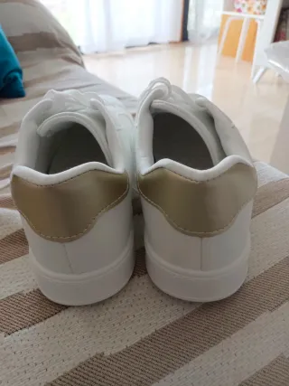 Zapatillas blancas y doradas mujer