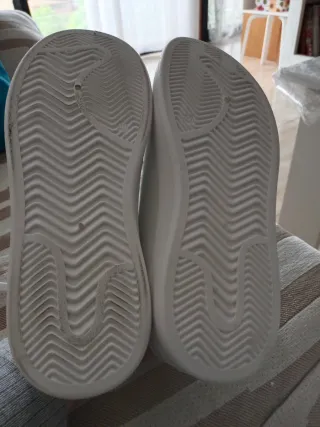 Zapatillas blancas y doradas mujer