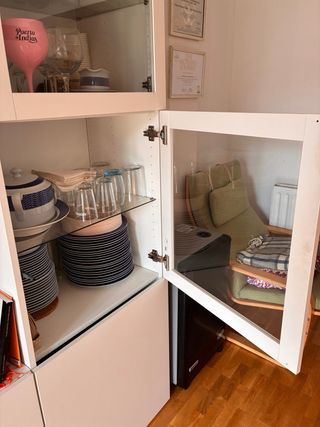 Mueble de salón Ikea blanco y cristal