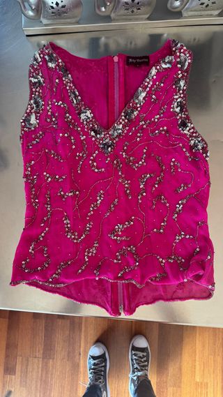 Espectacular top en color fucsia con pedrería
