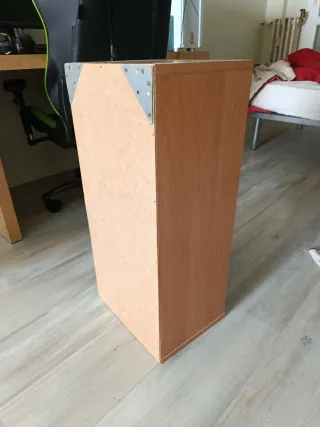 Mueble de madera con puerta de cristal