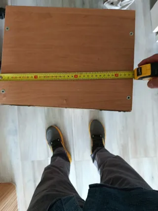 Mueble de madera con puerta de cristal