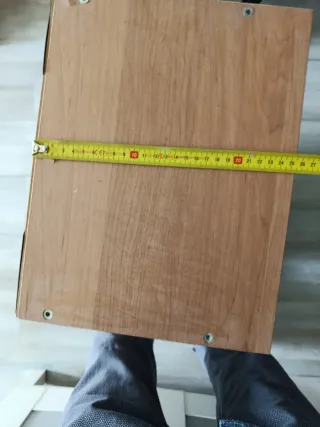 Mueble de madera con puerta de cristal