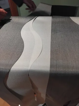 Cortina de tela gris y blanca