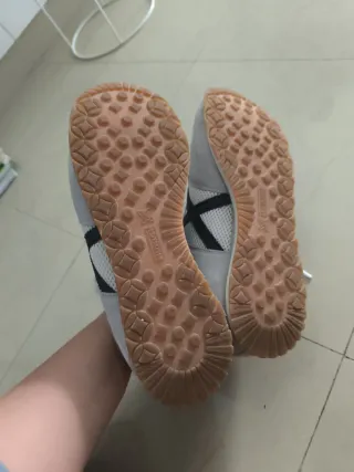 Zapatillas Munich grises y blancas  como nuevas