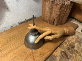 Aceitera antigua de metal