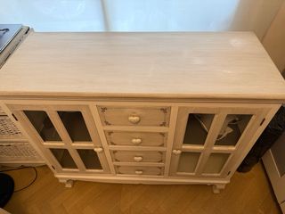 Mueble aparador de madera y cristal