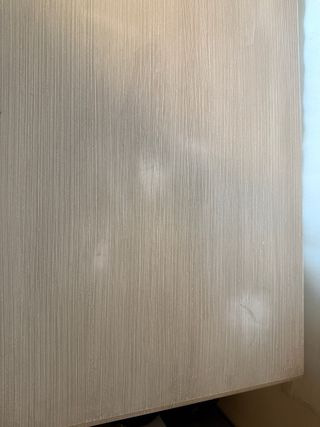 Mueble aparador de madera y cristal
