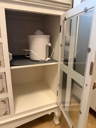 Mueble aparador de madera y cristal