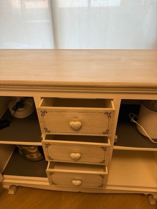 Mueble aparador de madera y cristal