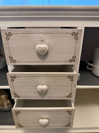Mueble aparador de madera y cristal