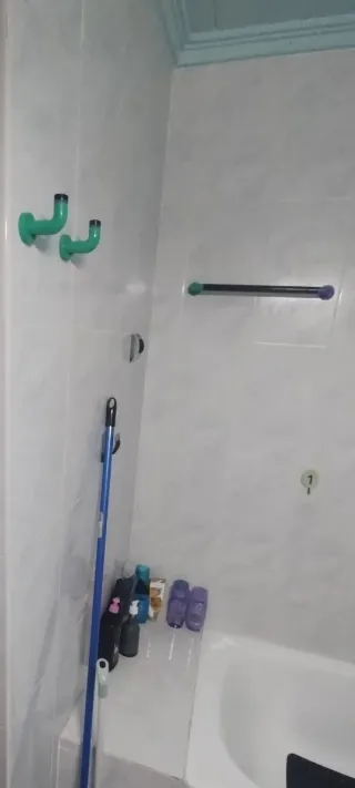 Mampara, espejo, estantes, toallero baño