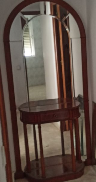 Mueble de entrada con espejo y mesa