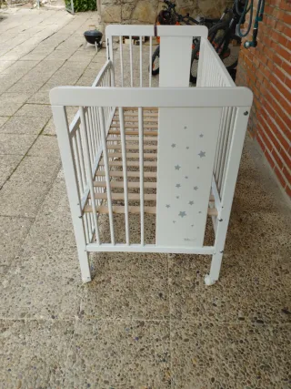 Cuna blanca infantil con estrellas marca BBEST