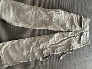 Pantalón cargo Bershka verde militar