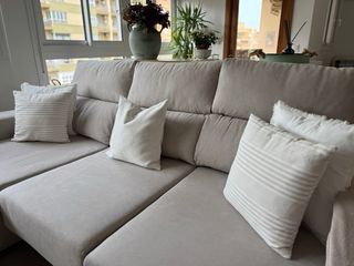 Sofá 4 plazas tela beige.