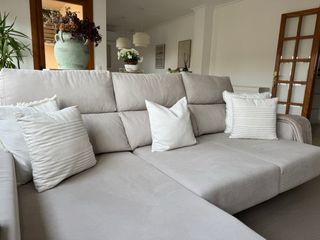 Sofá 4 plazas tela beige.