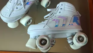 Patines blancos para niños con detalles brillantes