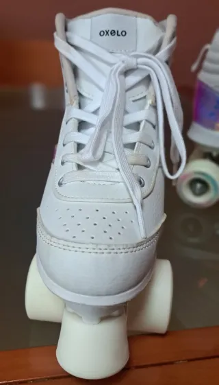 Patines blancos para niños con detalles brillantes