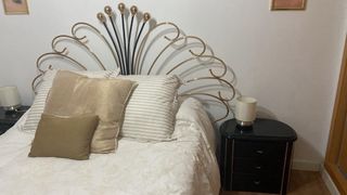 Cama de matrimonio, colchon y dos mesitas