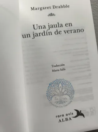 Una jaula en un jardín de verano