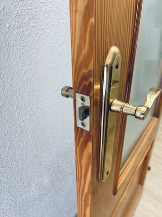 Puerta de madera con cristal