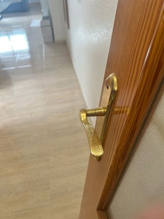 Puerta de madera con cristal