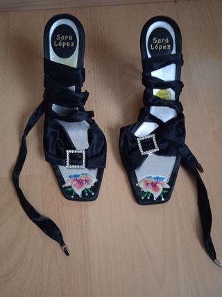 Sandalias Sara López Negras con cintas negras.